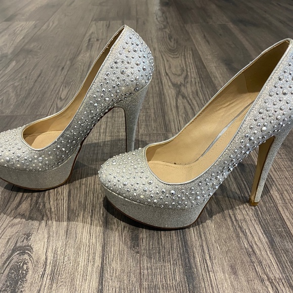 Size 6 Silver Heels from Aldo - Picture 1 of 4